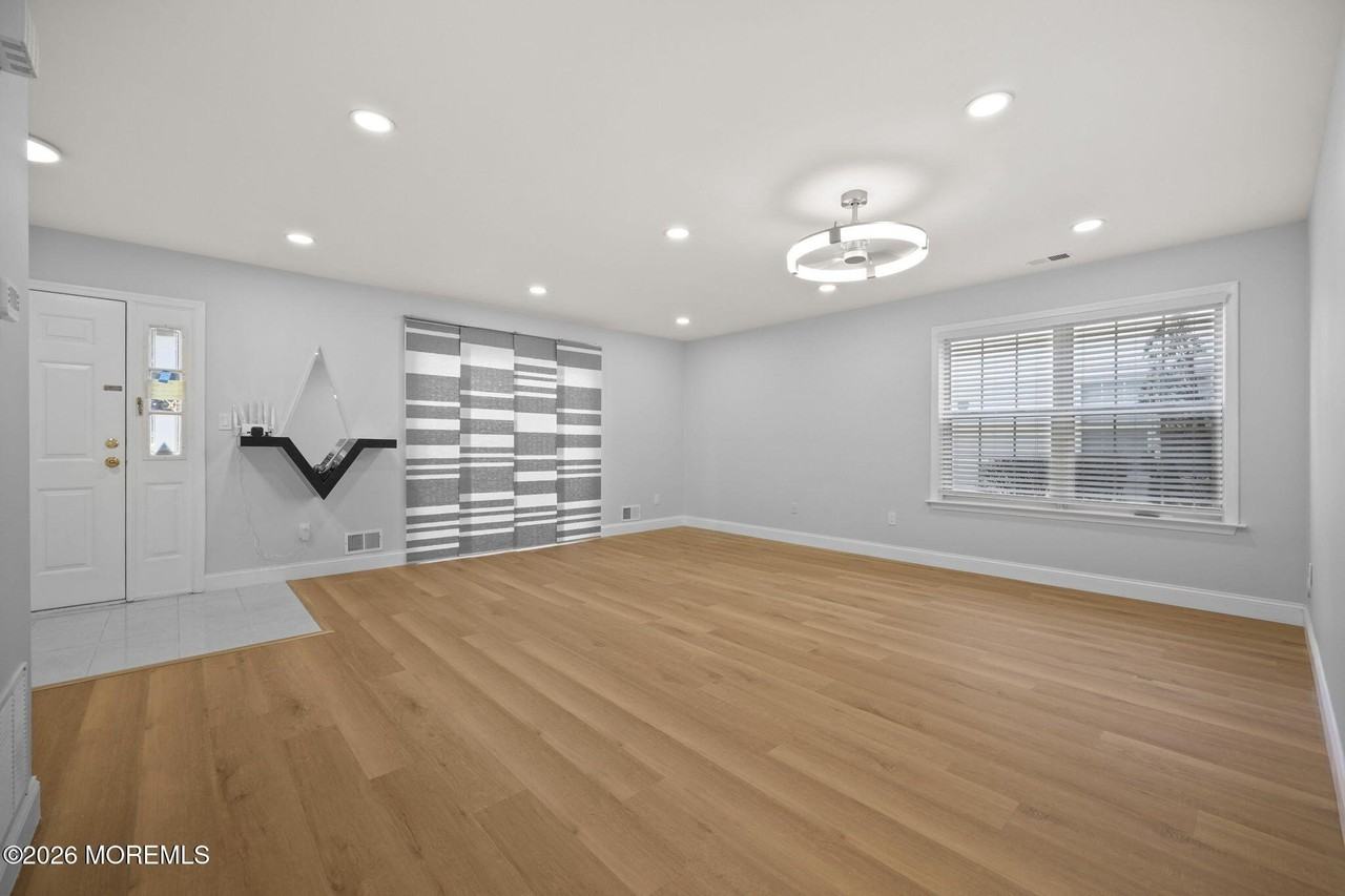 1115 Roseberry Ct - Photo 4 of 32