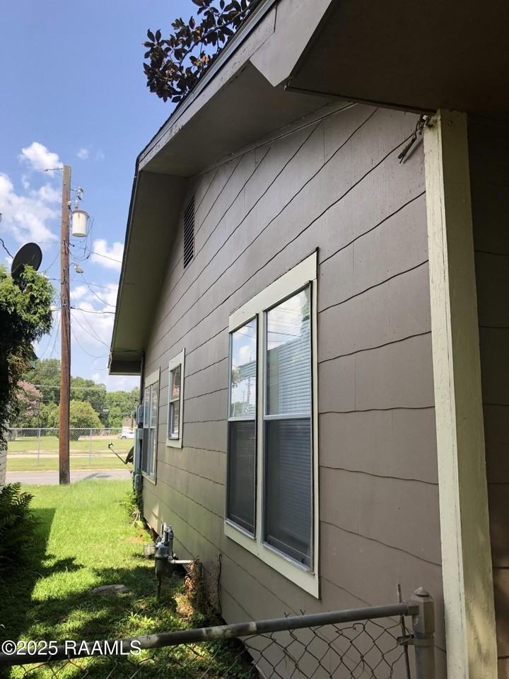 810 Irene St - Photo 5 of 16