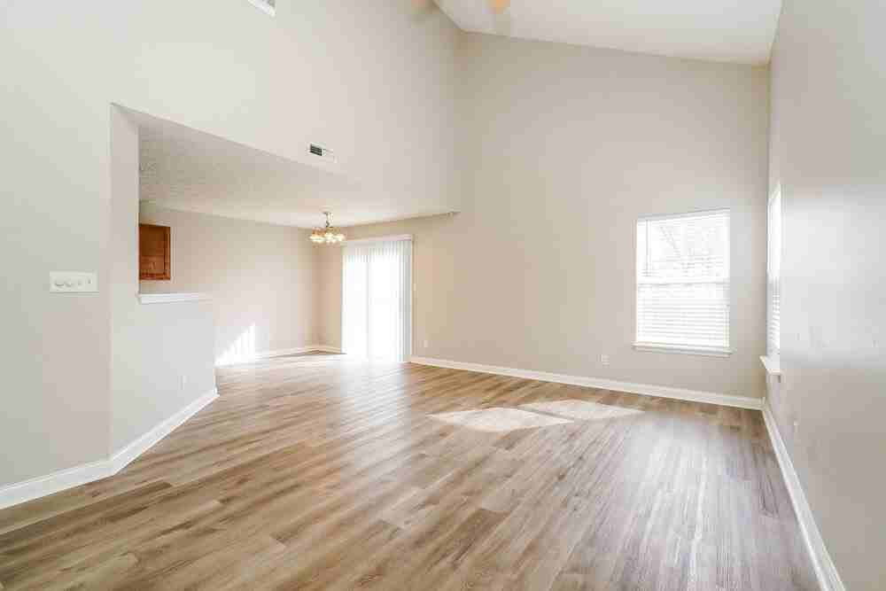 4487 Connaught East Dr - Photo 4 of 17