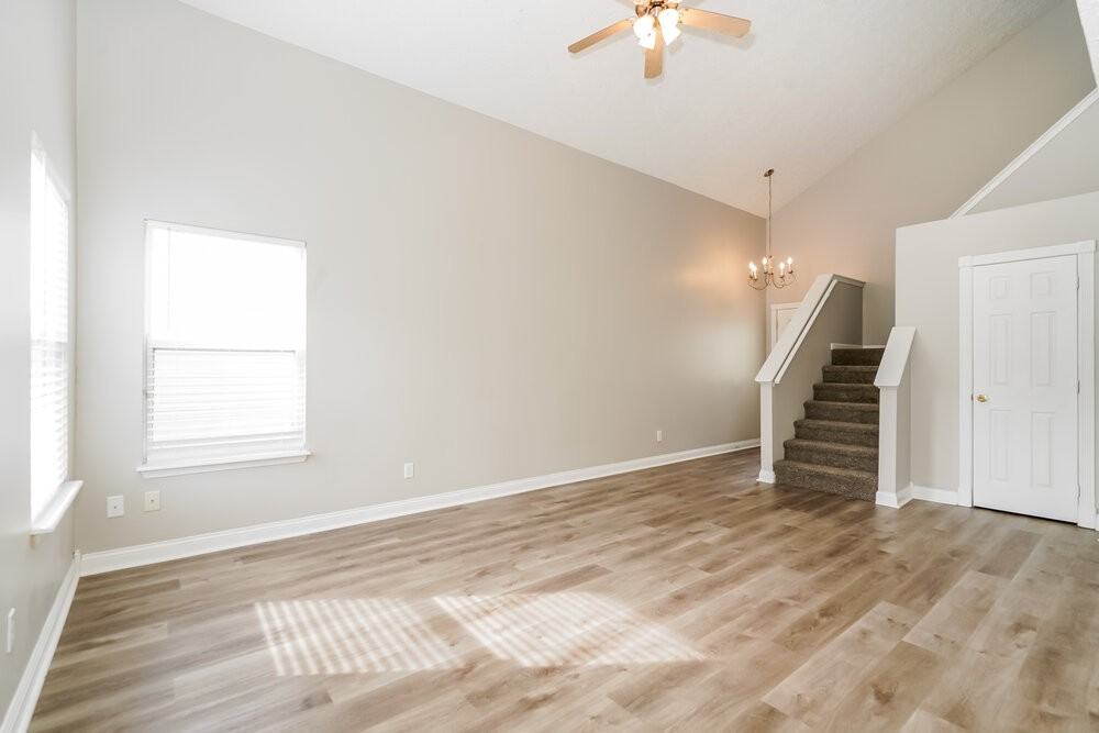 4487 Connaught East Dr - Photo 5 of 17