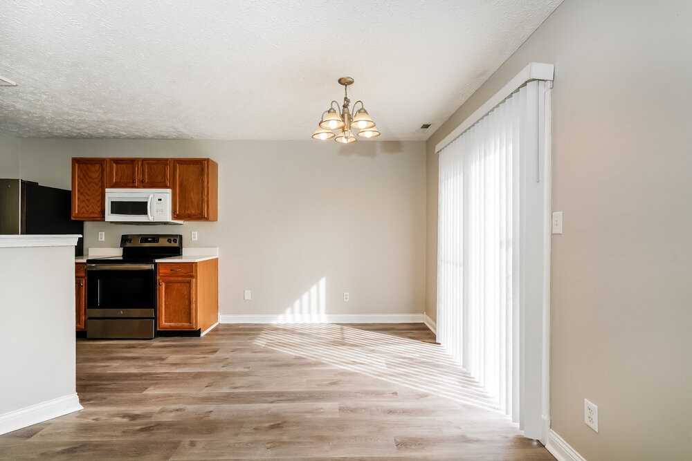 4487 Connaught East Dr - Photo 6 of 17