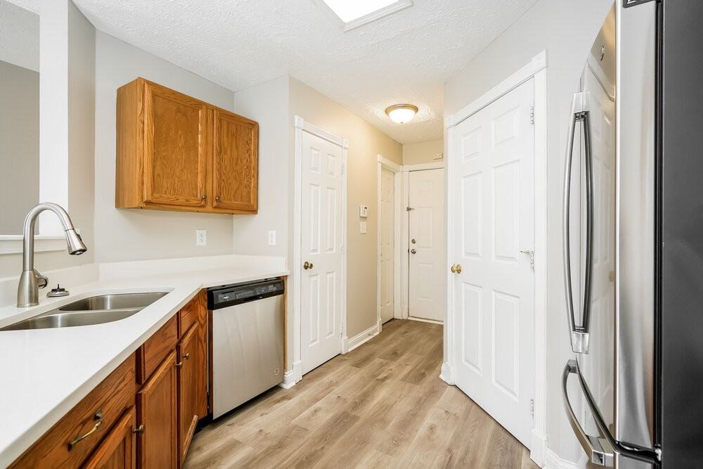 4487 Connaught East Dr - Photo 7 of 17