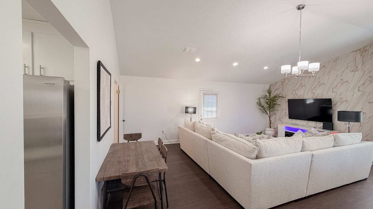 300 W 23rd Pl #1491599P - Photo 4 of 30