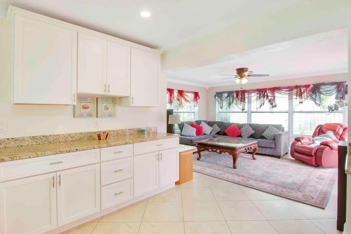 19185 Southeast Homewood Avenue - Photo 4 of 9