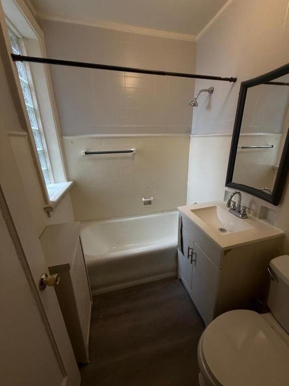 7948 S Essex Ave - Photo 5 of 10