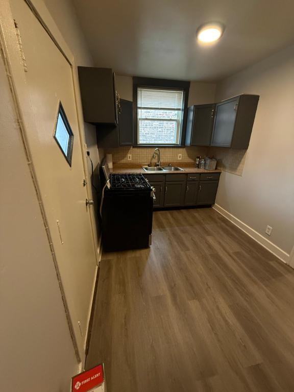 7948 S Essex Ave - Photo 7 of 10