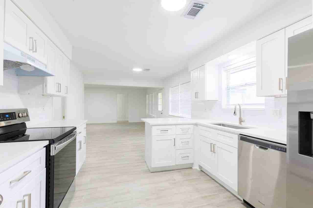 2510 Straight Creek Dr - Photo 2 of 32