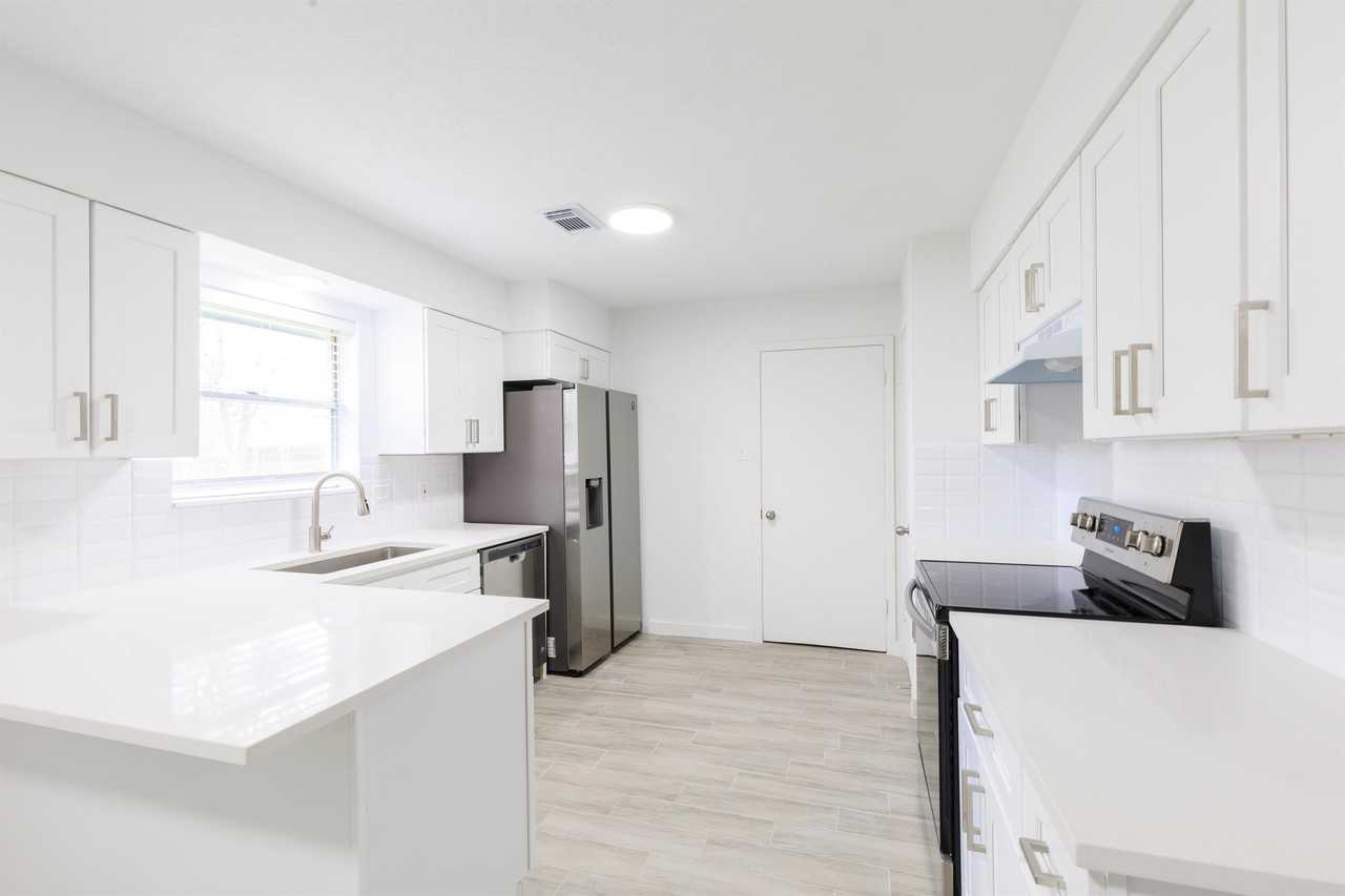 2510 Straight Creek Dr - Photo 7 of 32