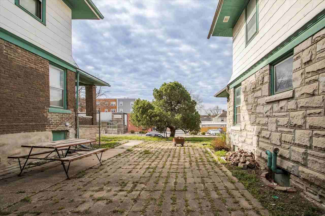 908 E 31st St - Photo 4 of 30