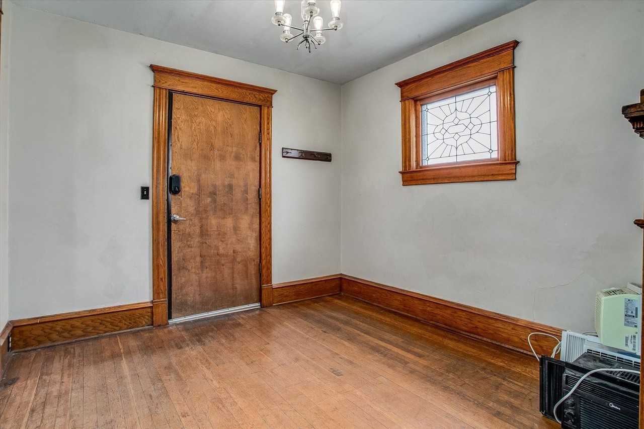 908 E 31st St - Photo 7 of 30