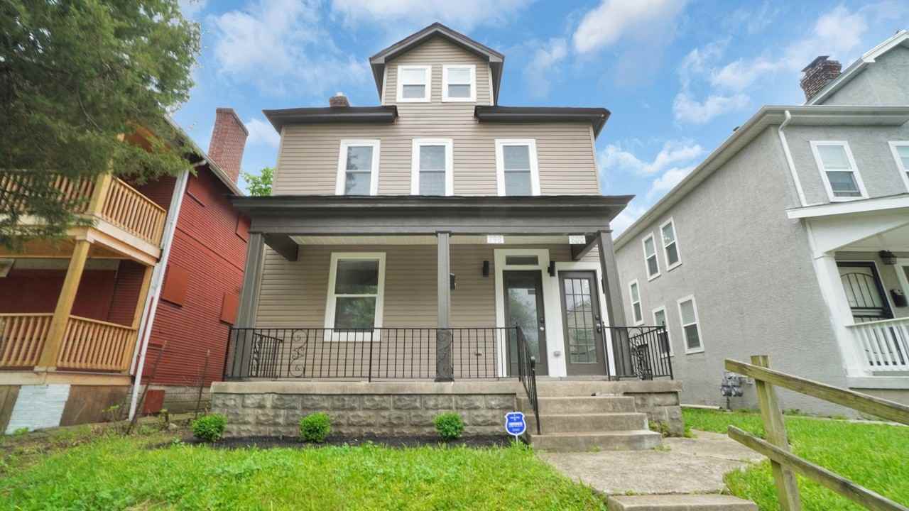 798 Kelton Ave #798 - Photo 3 of 15