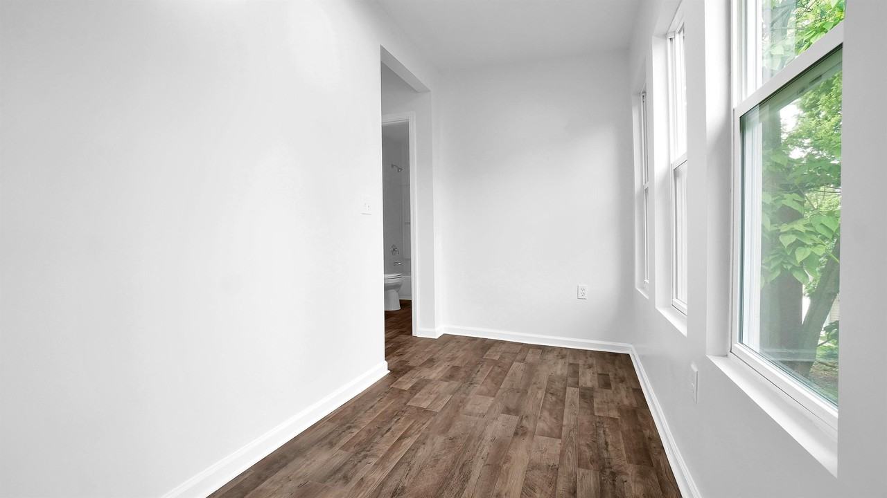 798 Kelton Ave #798 - Photo 4 of 15