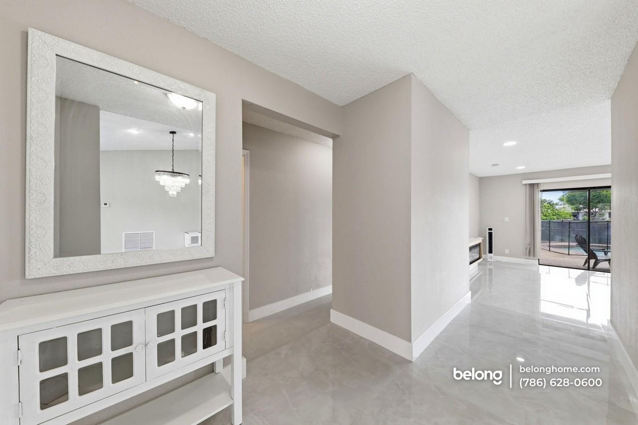 9460 Nw 16th St - Photo 4 of 31