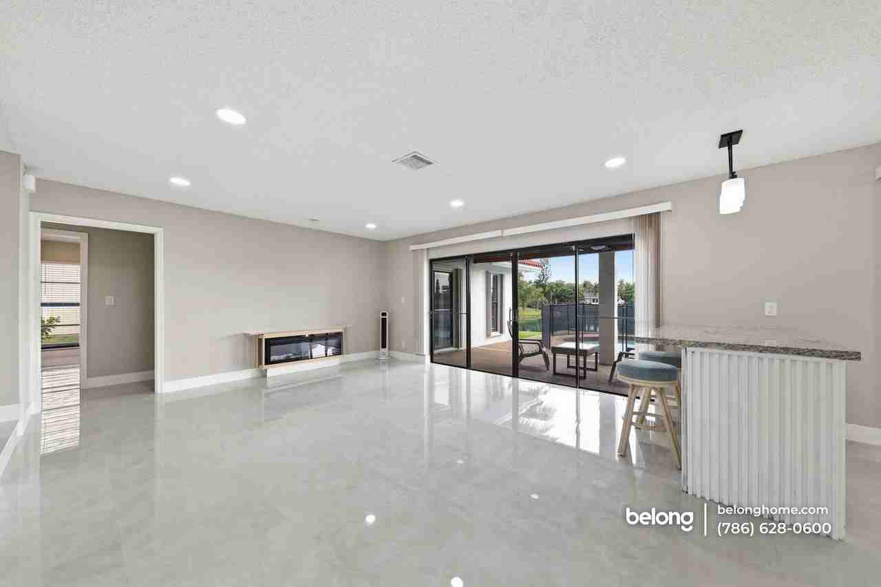 9460 Nw 16th St - Photo 6 of 31