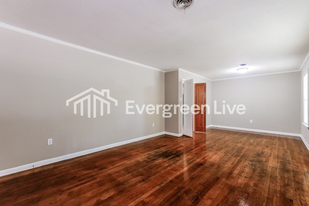 728 Newland St - Photo 3 of 15