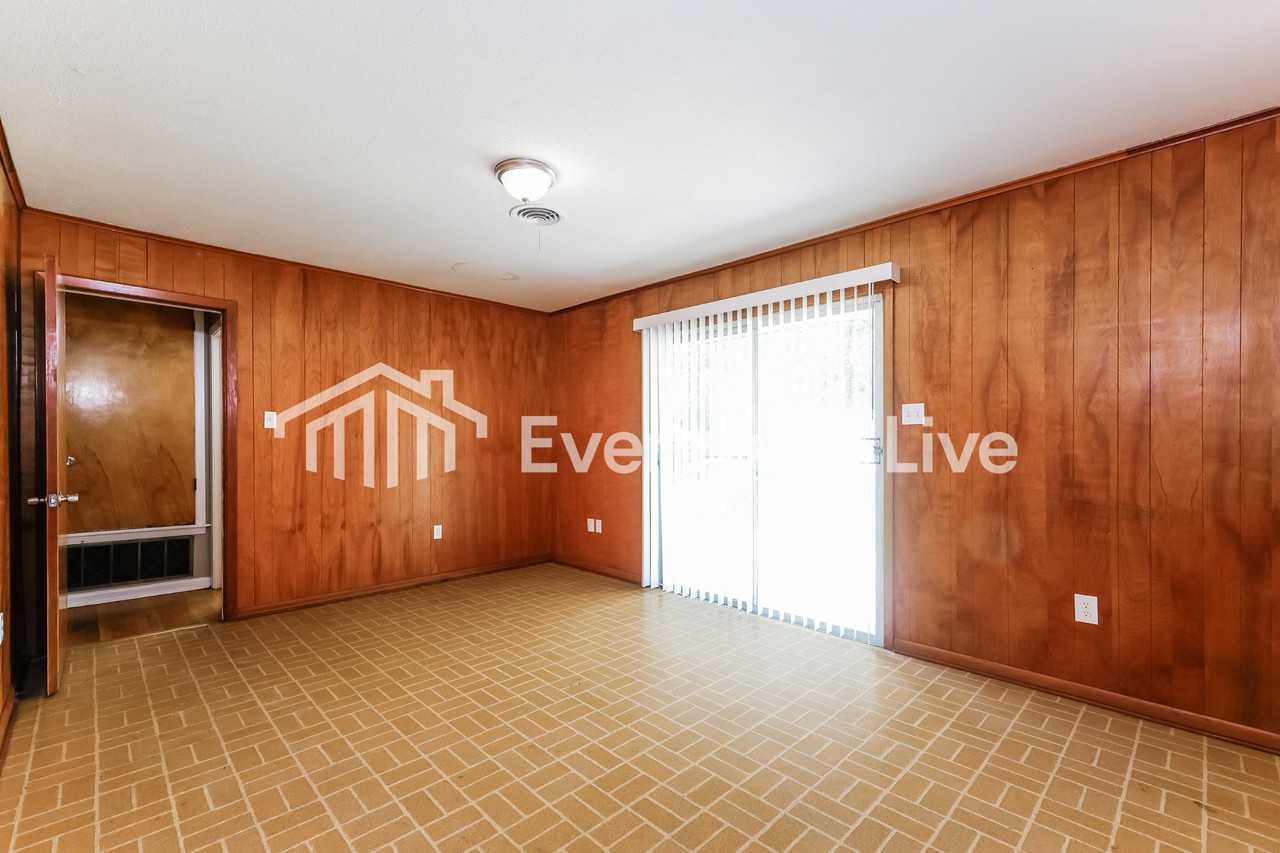 728 Newland St - Photo 5 of 15