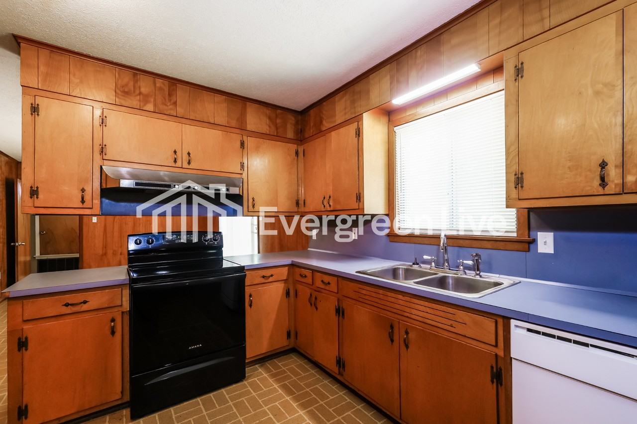 728 Newland St - Photo 6 of 15