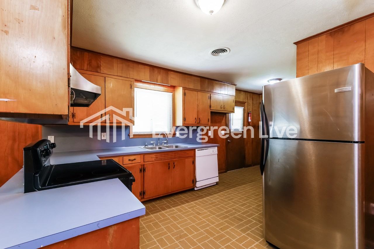 728 Newland St - Photo 7 of 15