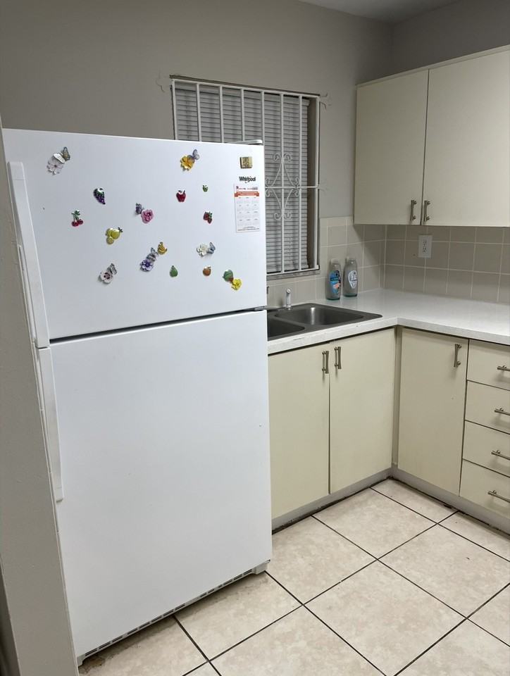 305 W 68th St #319 - Photo 4 of 24