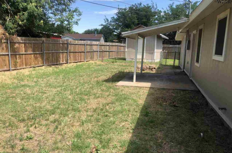 1442 Deville St - Photo 2 of 14