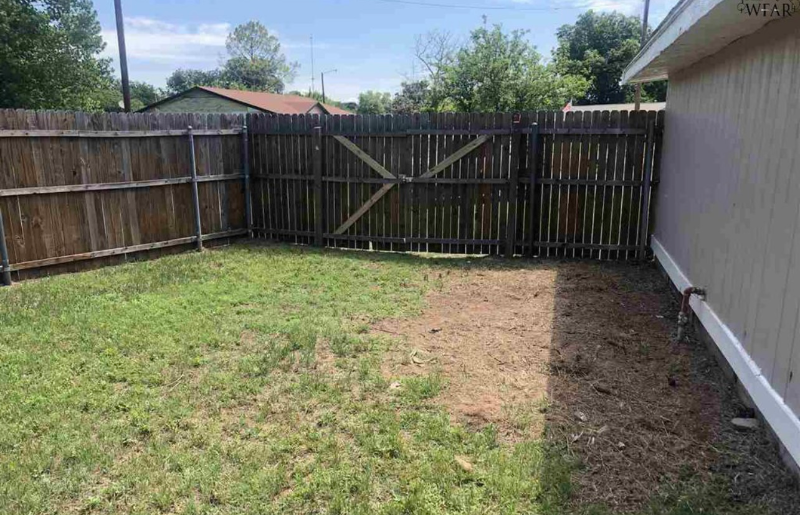 1442 Deville St - Photo 4 of 14