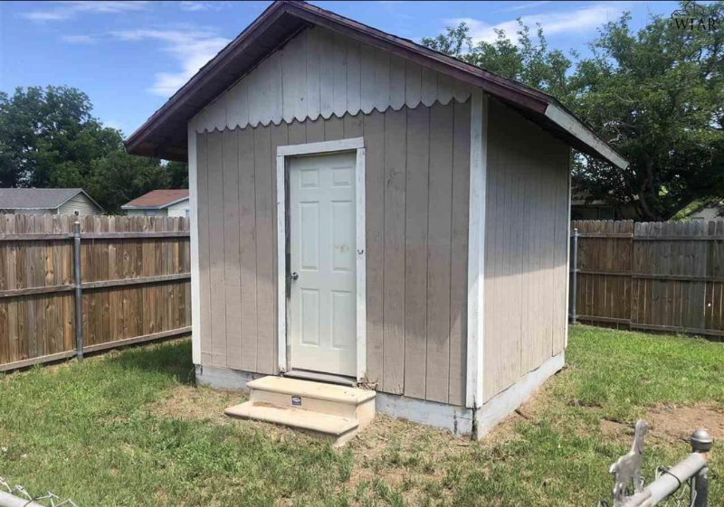 1442 Deville St - Photo 5 of 14