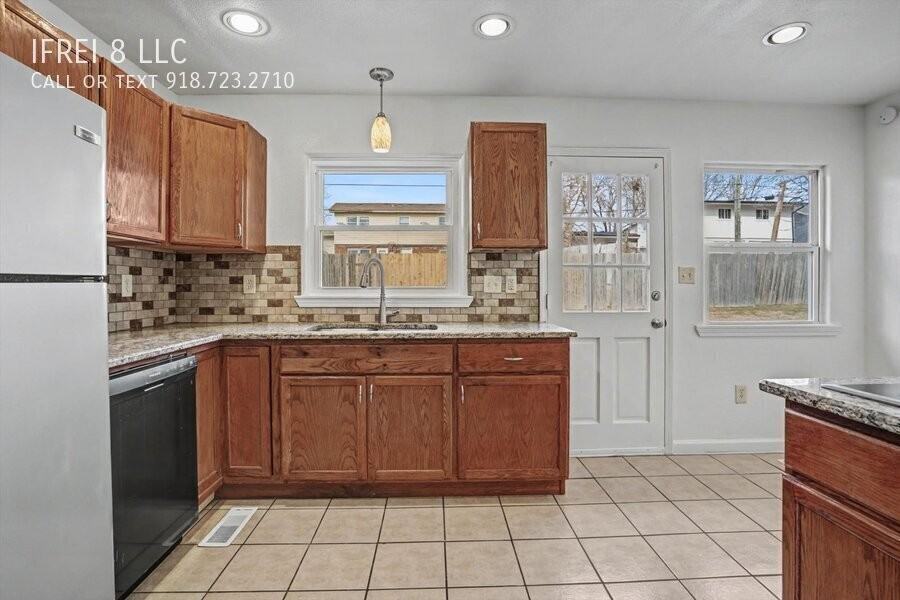 3802 S Allegheny Ave - Photo 4 of 29