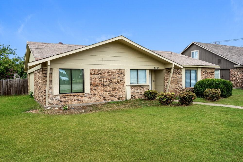 2505 Crown Cir - Photo 2 of 25