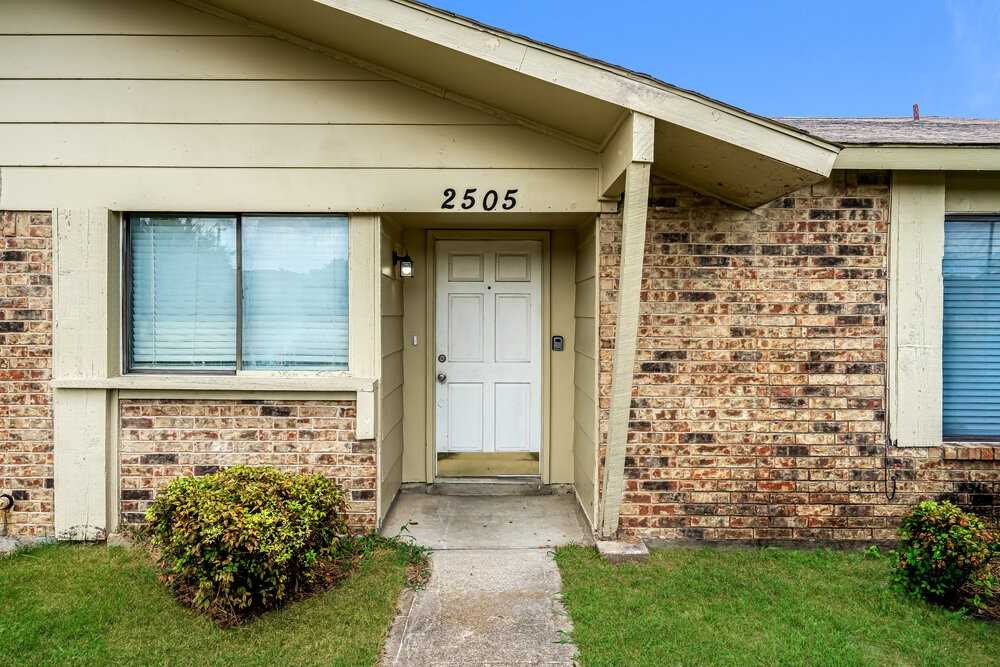 2505 Crown Cir - Photo 3 of 25