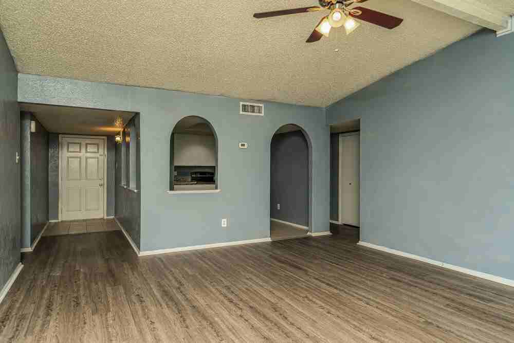2505 Crown Cir - Photo 5 of 25