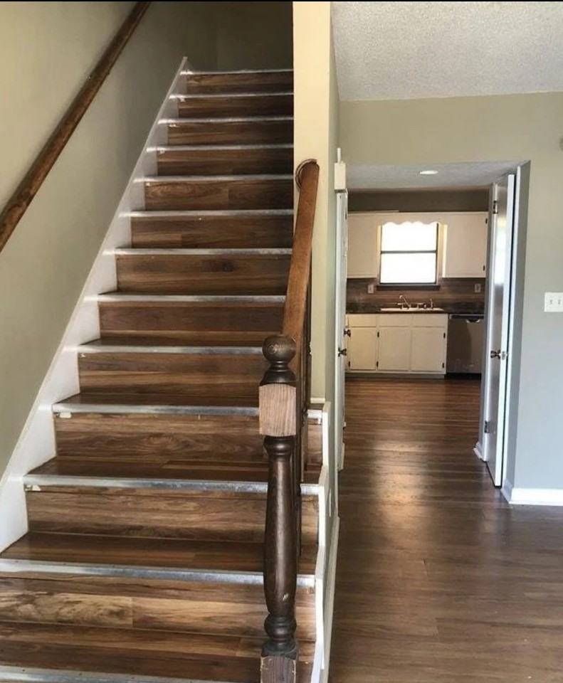 2420 Hampstead Dr - Photo 2 of 8