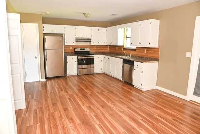 2420 Hampstead Dr - Photo 4 of 8