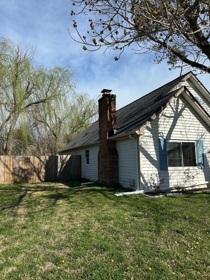 1013 Blue Spring Ln - Photo 2 of 31