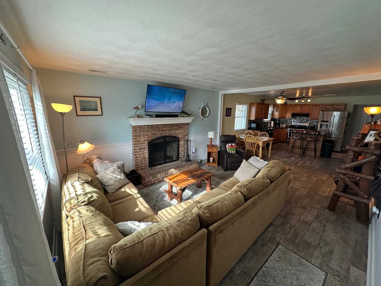 1013 Blue Spring Ln - Photo 3 of 31