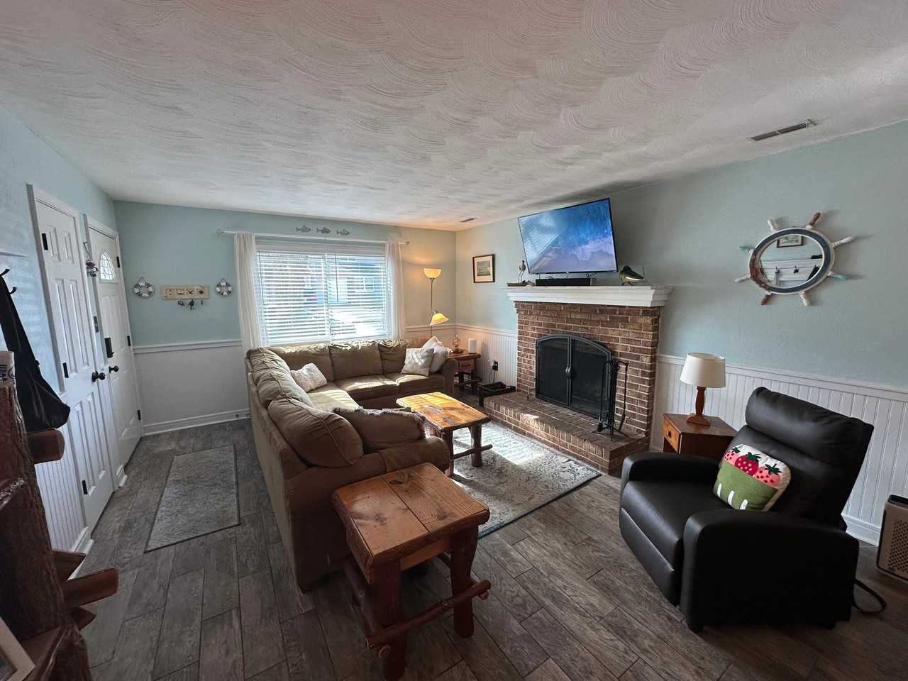 1013 Blue Spring Ln - Photo 4 of 31