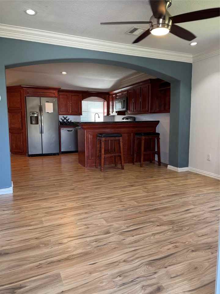 512 Melbourne St #512 - Photo 2 of 7