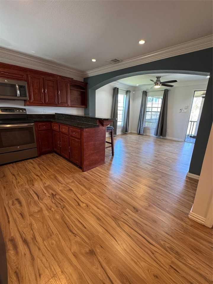 512 Melbourne St #512 - Photo 4 of 7