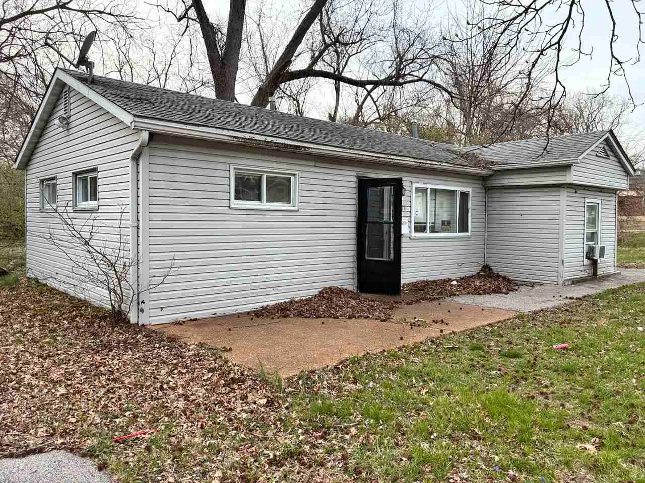 10077 Earl Dr - Photo 3 of 17