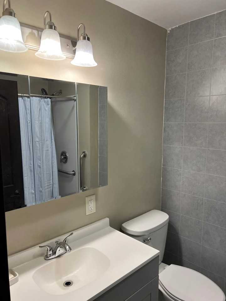 1156 1/2 E Madison St #2 - Photo 4 of 17