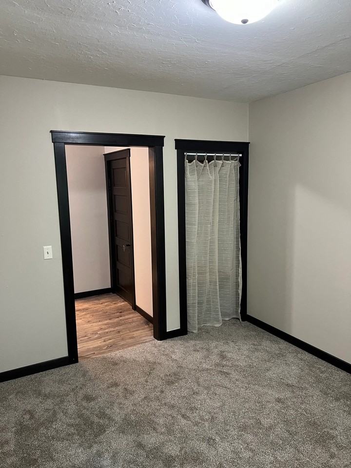 1156 1/2 E Madison St #2 - Photo 7 of 17