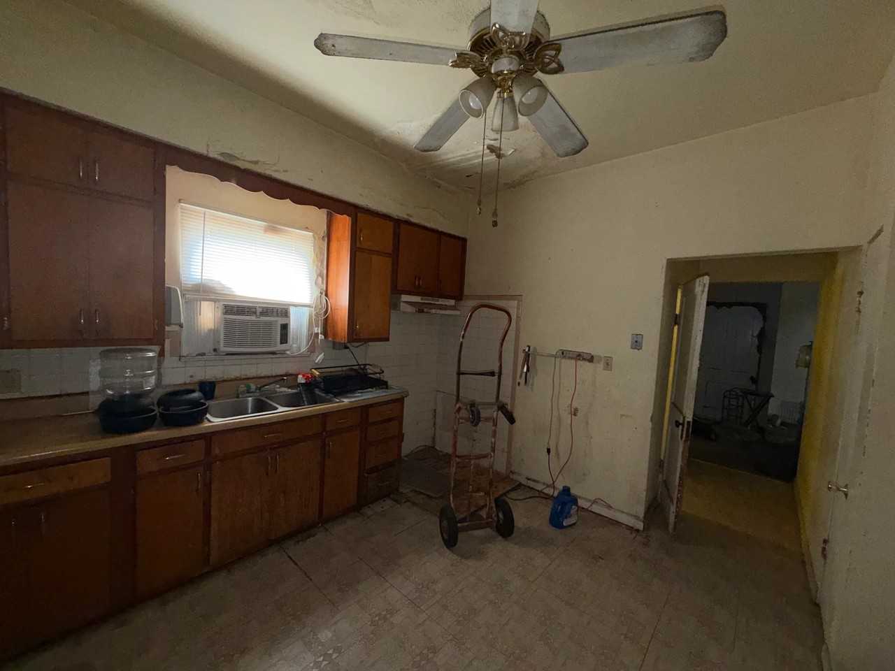 618 W Monroe St - Photo 6 of 13