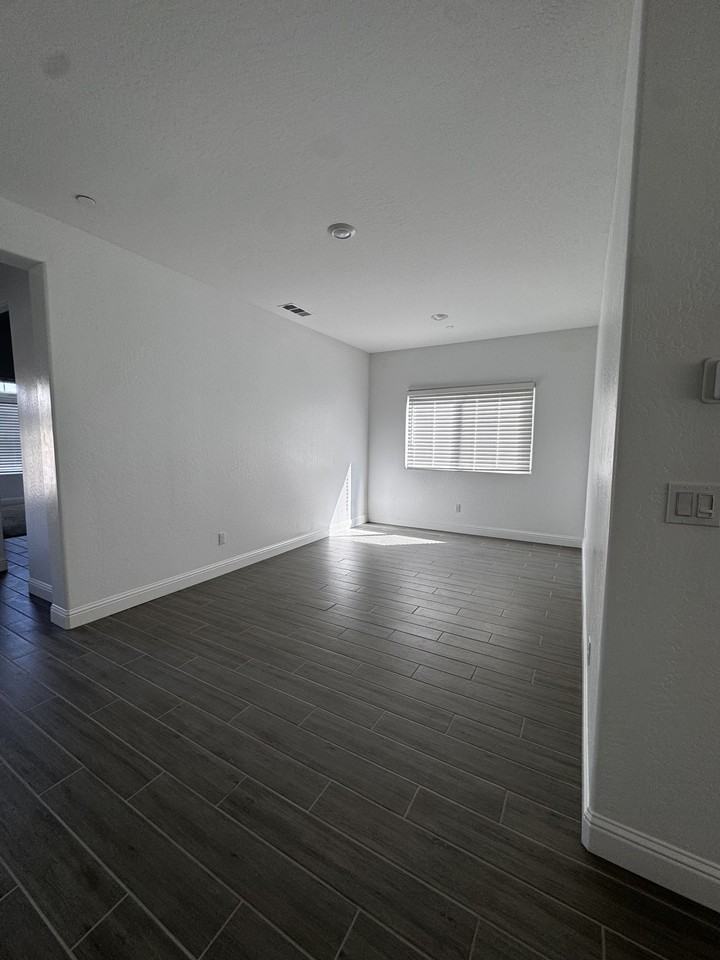 N Phoenix Ave #NA - Photo 6 of 24