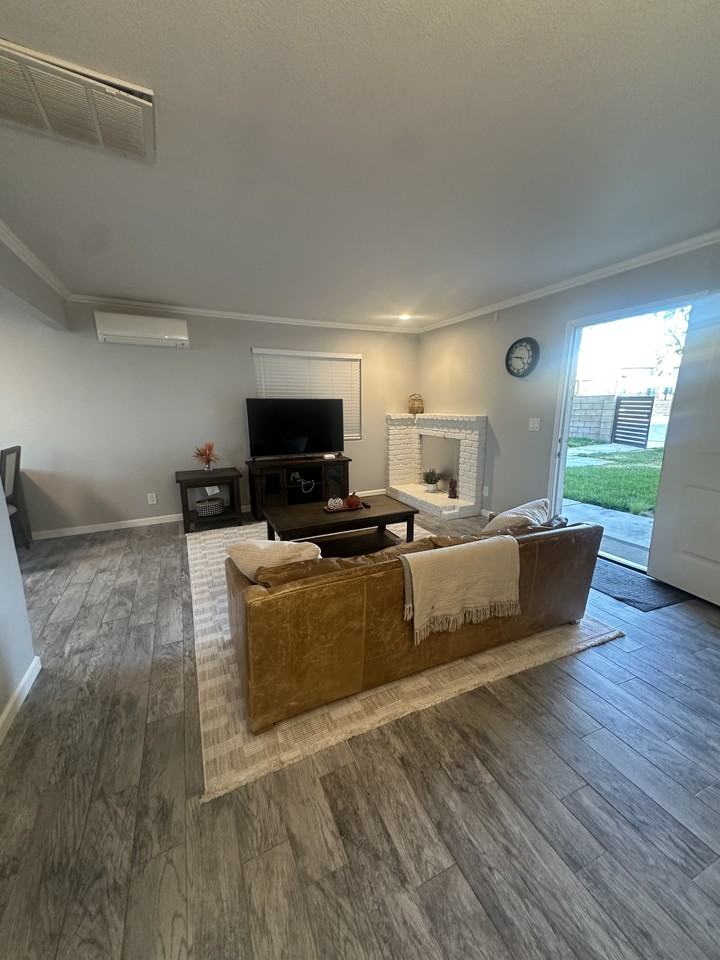 308 W Wilson Ave #B - Photo 4 of 16