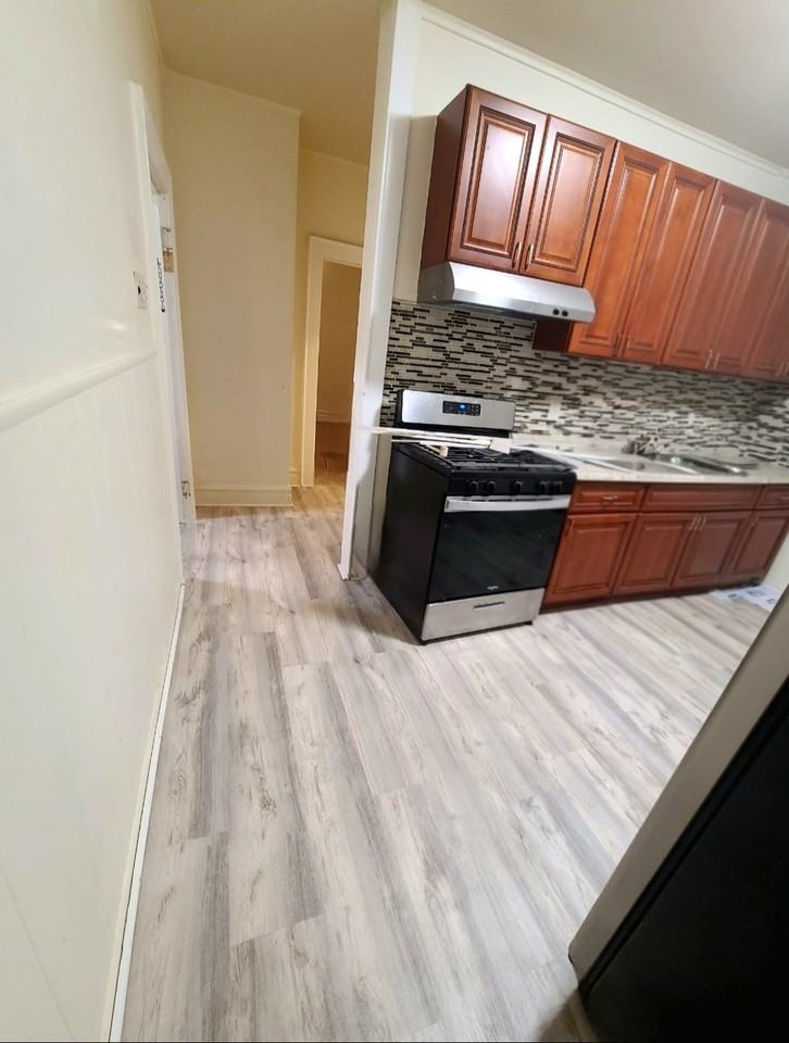 27 Colleen St #1R - Photo 7 of 14