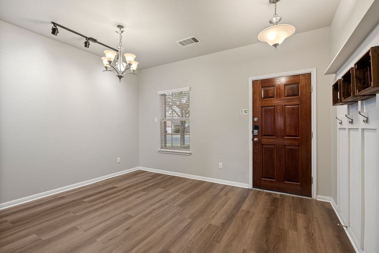 1007 Hometown Pkwy - Photo 3 of 22