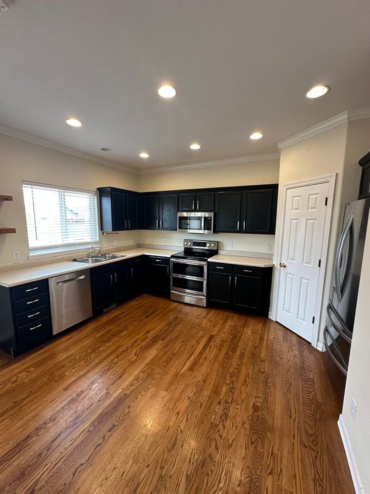 122 Whitney Ct - Photo 3 of 13