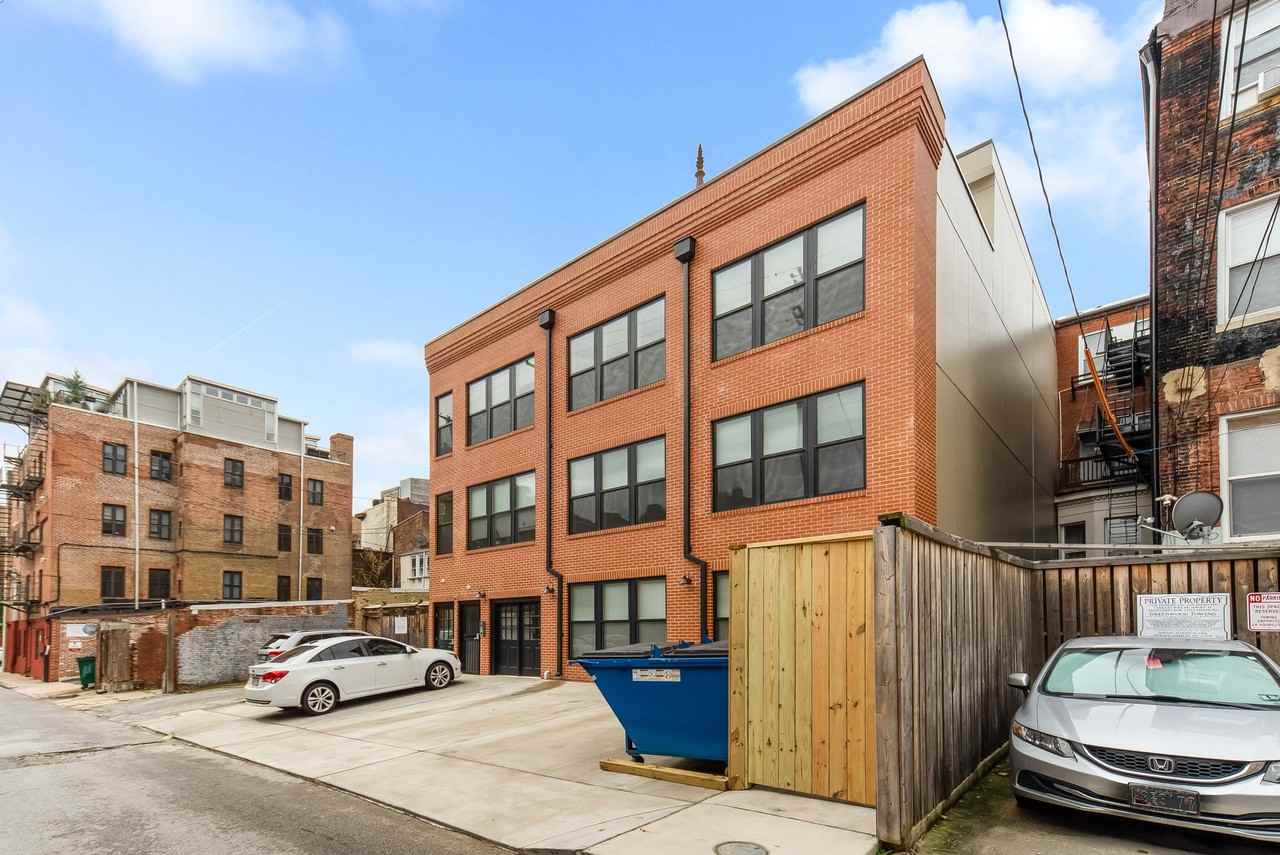 For Rent: Stylish Urban Living at 815 Park Ave – Your City Oasis Awaits! - Photo 4 of 50