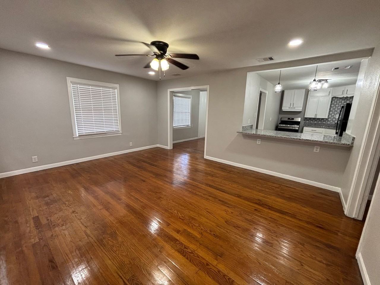 1401 Austin St - Photo 4 of 16