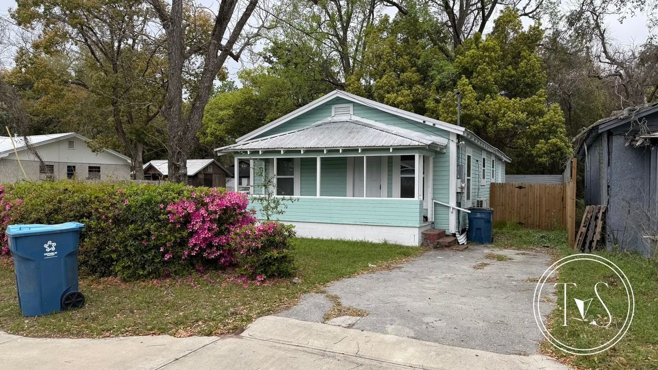 2408 Gordon St - Photo 3 of 14
