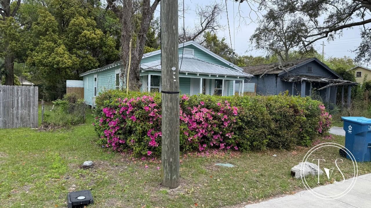 2408 Gordon St - Photo 4 of 14